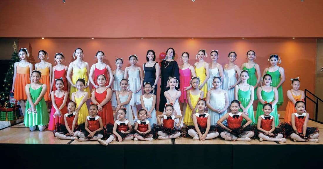 El elenco de la escuela con su directora
