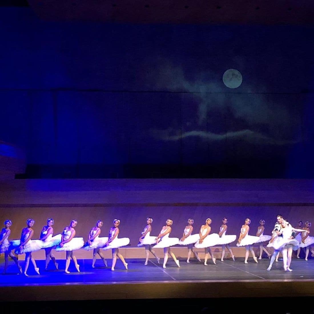Alumnas en escena bajo luces azules